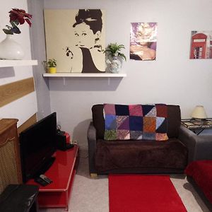 Guesthouse Familial Pour 1 A 5 Personnes De 42M2-Accessible Handic - Rez De Chaussee-Vues Sur Rue Et Patio Prive - Sejour,Chambre Separee,Cuisine,Salle De Bain,Lit Double Et 2 Canape-Lit - Entree De La Rue Berzelius-5 Minutes Du Metro Brochant-Ligne1
